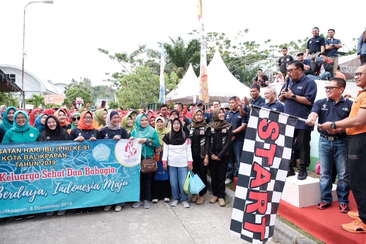 Sekitar 1000 ibu-ibu Ikuti Jalan Sehat Peringatan Hari Kesehatan dan Hari Ibu